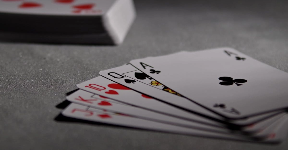 Стратегические карты блэкджека и фишки казино на игровом столе