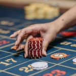 Рулетка в казино с фишками и игровым столом