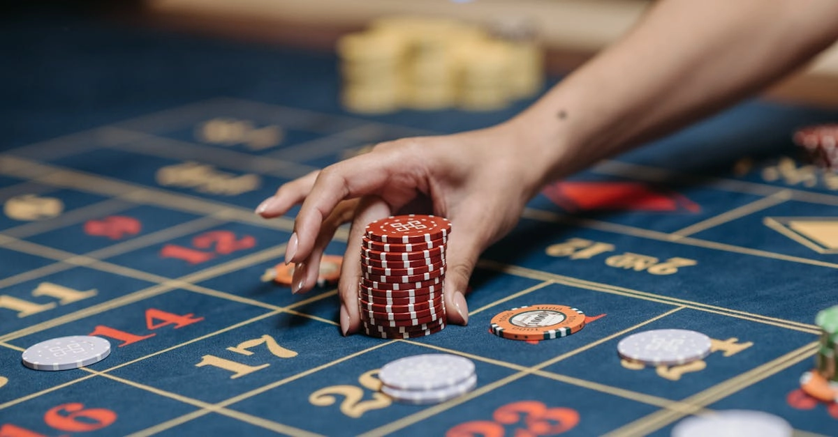 Рулетка в казино с фишками и игровым столом